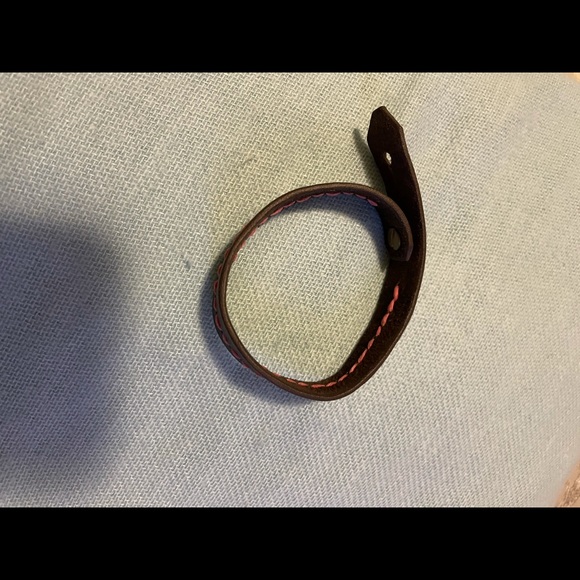 Adjustable leather bracelet w/pink stitching - Picture 2 of 2